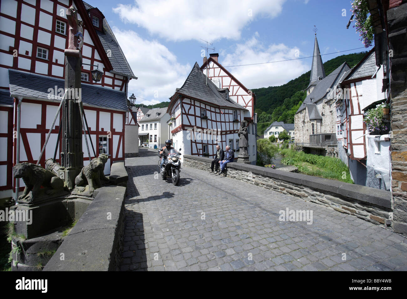 Maisons à colombages dans le village de Monreal, Palatinat-sud district, Rhénanie-Palatinat, Allemagne, Europe Banque D'Images