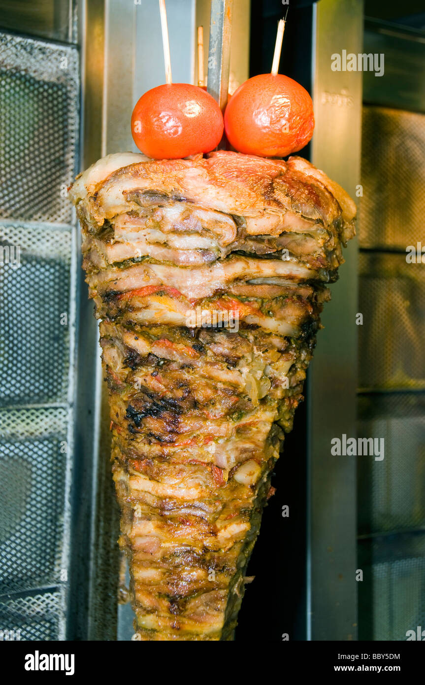 La cuisson de la viande sur une broche pour sandwich gyro grecque  authentique, photographiée à Athènes Grèce Photo Stock - Alamy