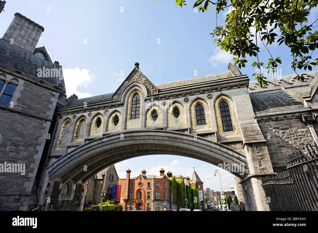Pont de pierre menant à la chambre de synode la cathédrale Christchurch Dublin République d'Irlande Banque D'Images