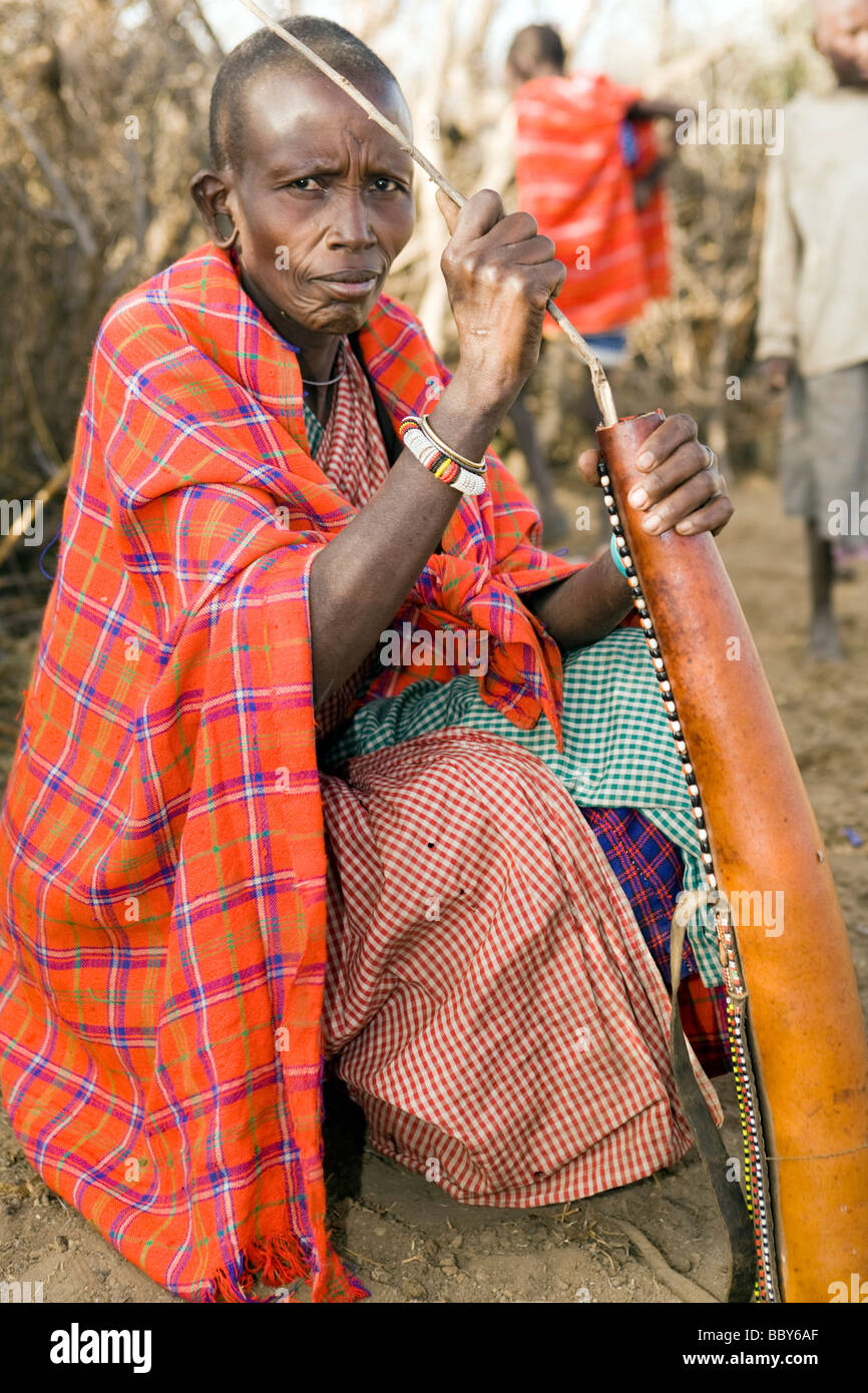 Masaï en remuant le sang de vache en calebasse - Maji Moto Village Maasai - près de Narok, Kenya Banque D'Images