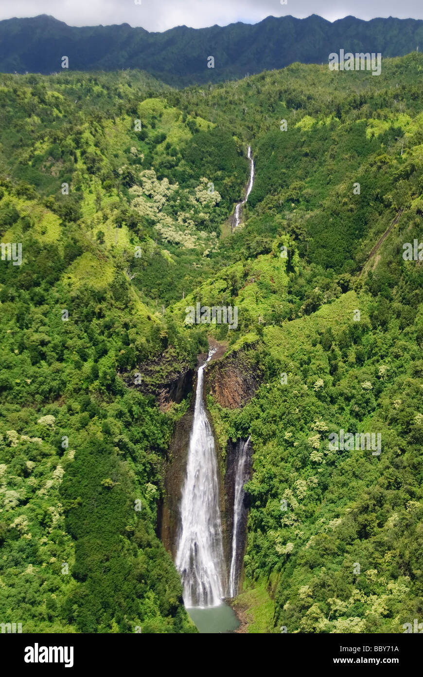 Chutes d'Manawaiopuna autrement connu sous le nom de Jurassic tombe sur l'île de Kauai à Hawaii USA Banque D'Images