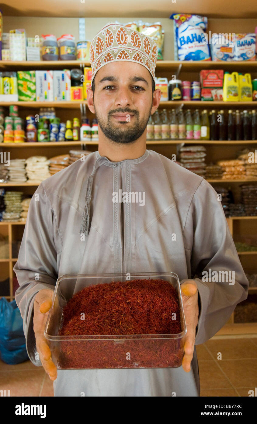 Marchand d'épices dans le souk de Nizwa Oman holding saffran épices Banque D'Images