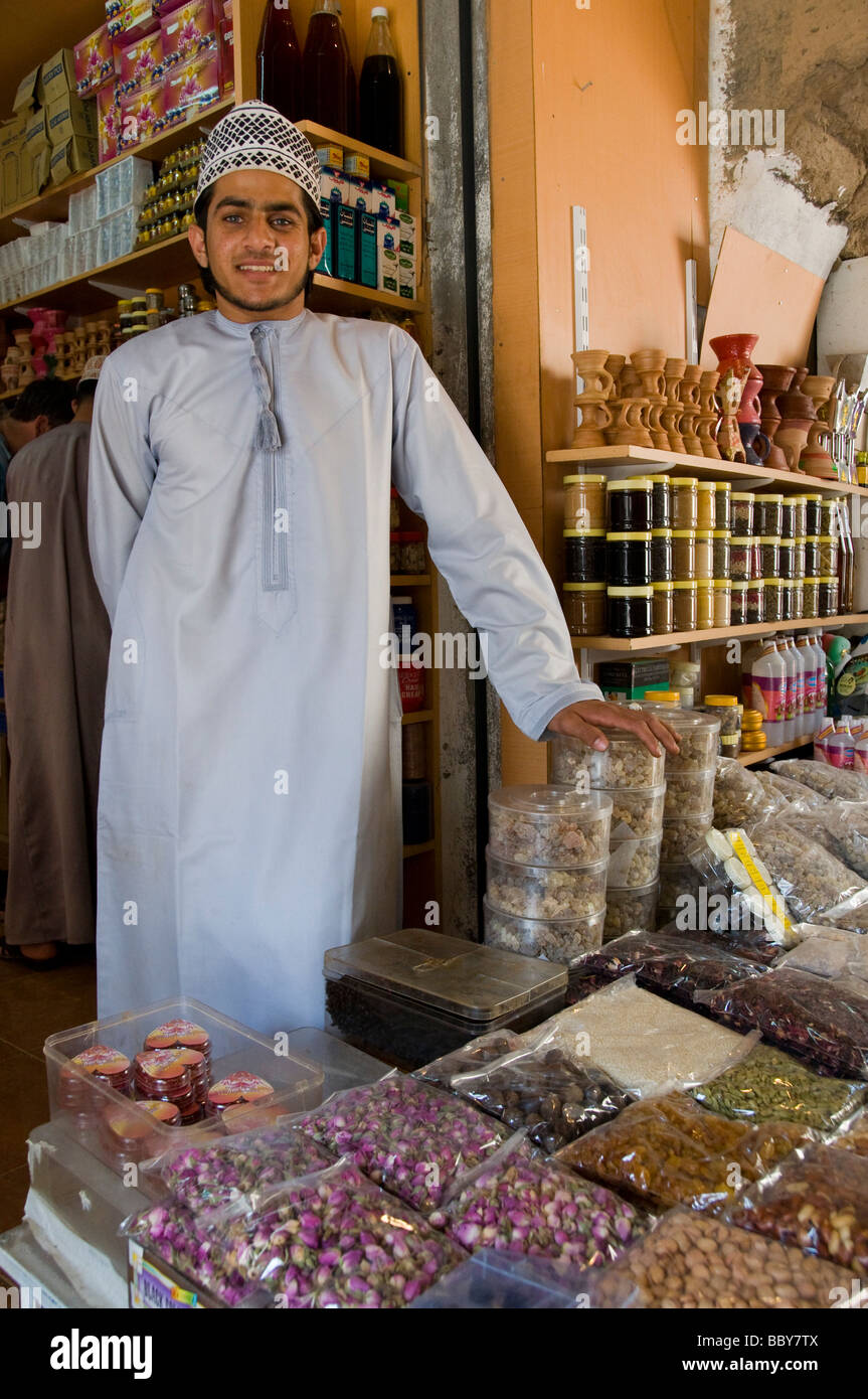 Marchand d'épices dans le souk de Nizwa Oman Banque D'Images