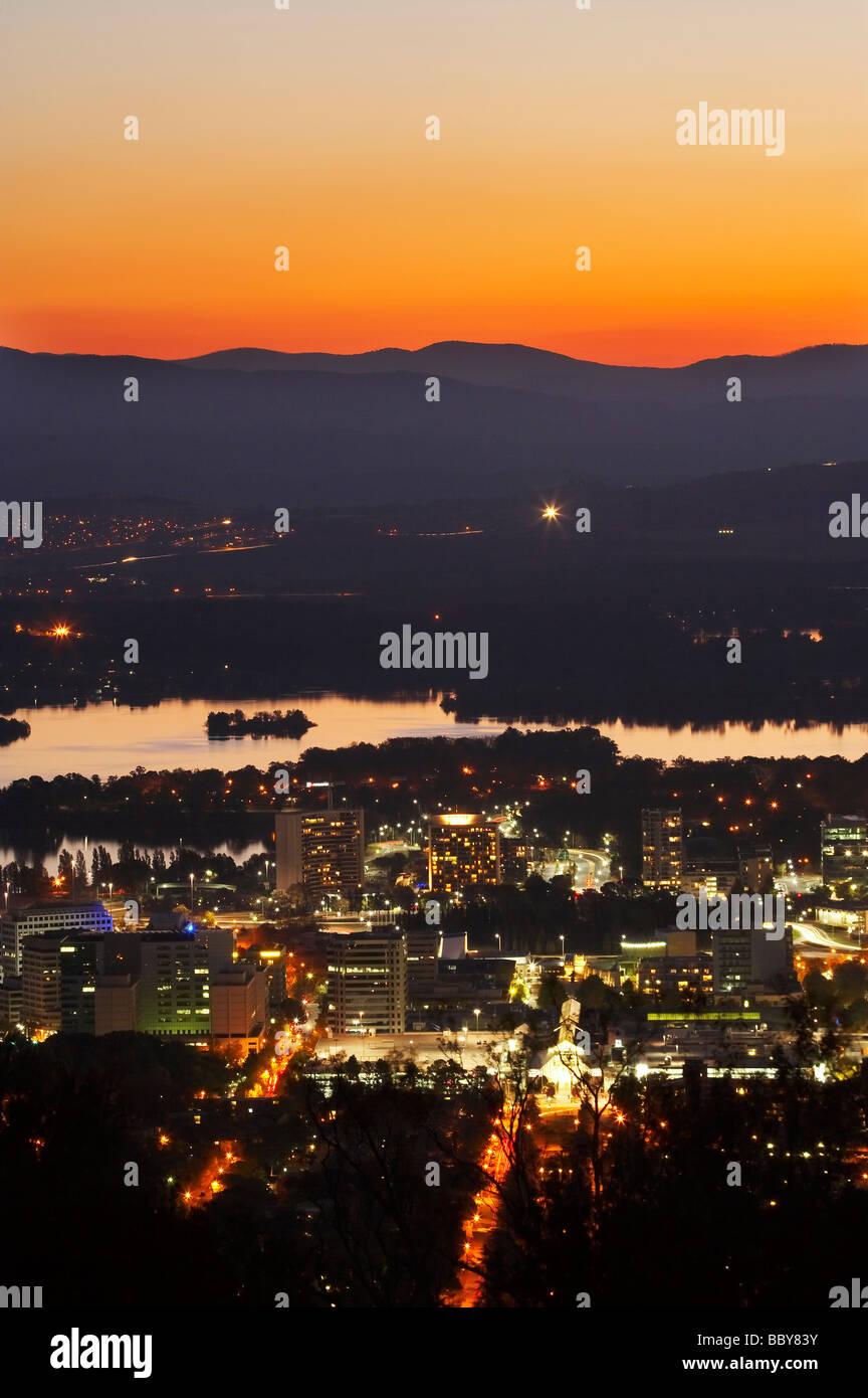 Coucher du soleil sur le lac Burley Griffin et Canberra CBD du Mont Ainslie Canberra ACT En Australie Banque D'Images