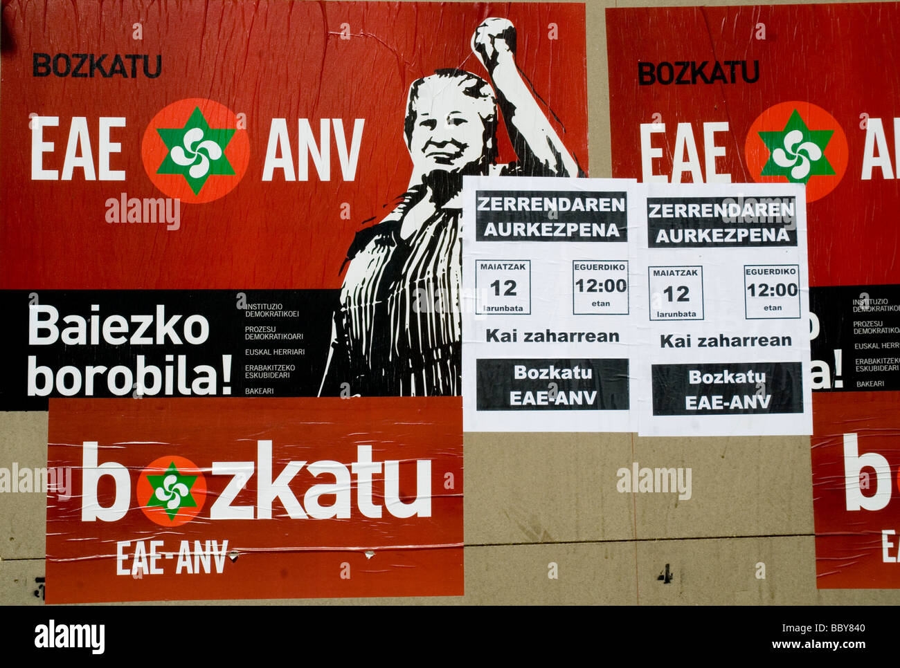 Les affiches politiques radicales en langue basque , Pays Basque , Espagne Banque D'Images