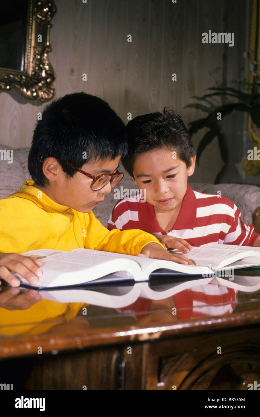Le coréen-américain mexicain Amérique hispanic boy livre lire partager apprendre le travail scolaire intention sérieuse attention travaux Banque D'Images