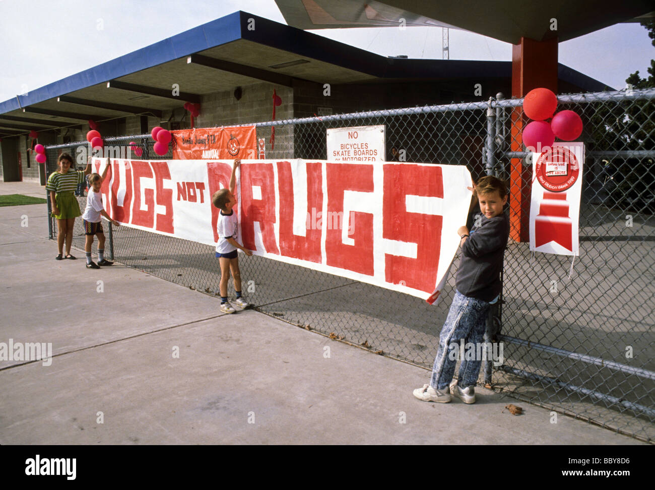 Hug pas anti-drogue drogues inscription affiche de campagne d'éducation d'enseigner l'enfant enfant protéger prévenir l'abus de l'adolescence Banque D'Images