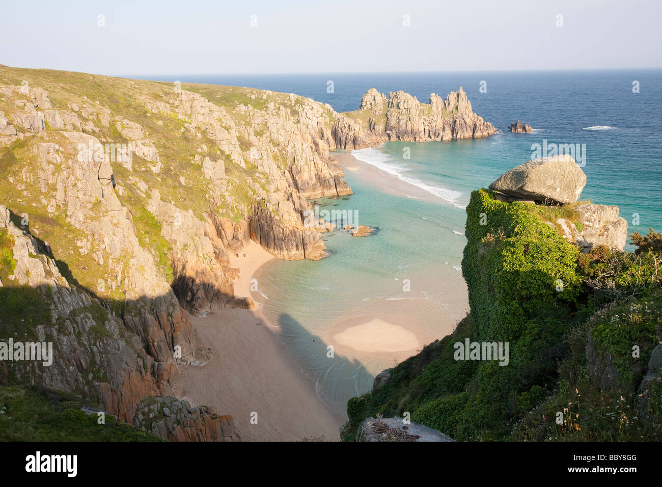 Logan Rock pointe de Porthcurno à Cornwall UK Banque D'Images