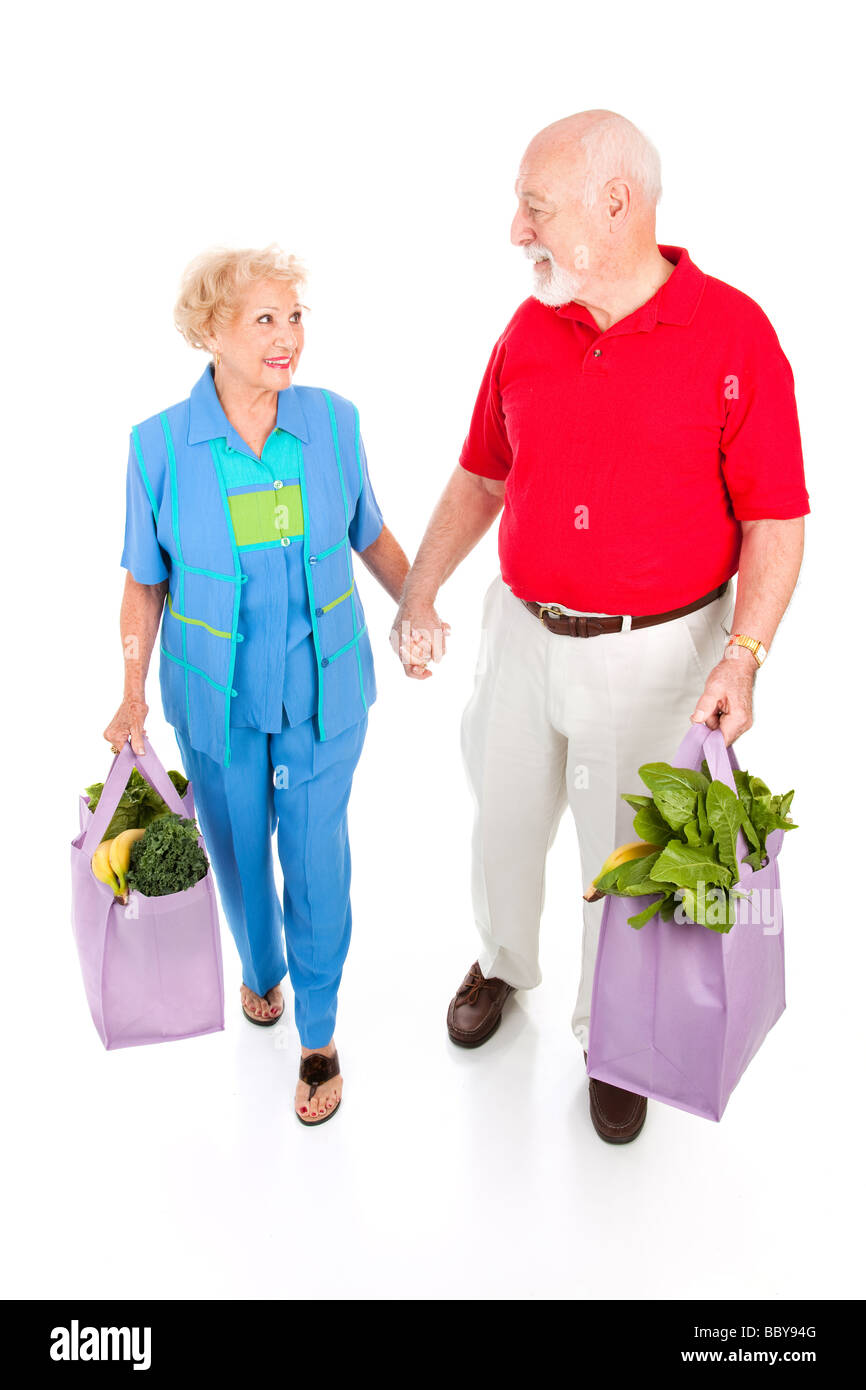 Senior couple retourne après l'épicerie full body isolated on white Banque D'Images