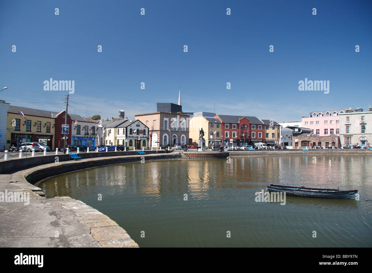 Le Croissant, partie du quai à Wexford Town, en Irlande. Banque D'Images