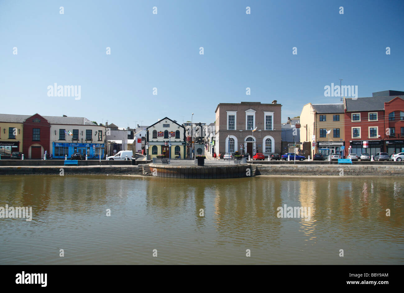 Le Croissant, partie du quai à Wexford Town, l'Irlande avec le John Barry Memorial. Banque D'Images