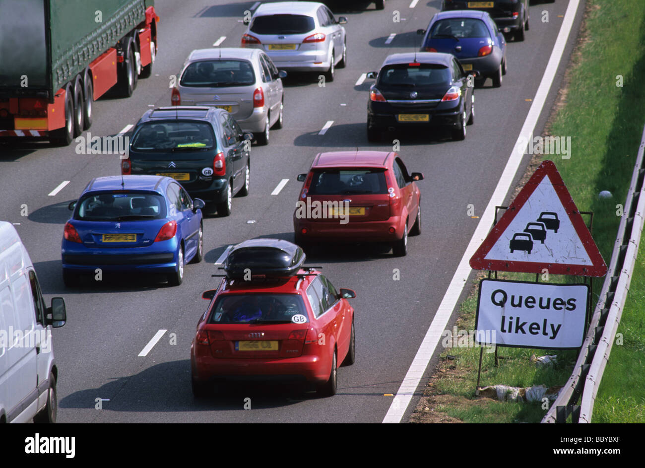 Roadsign de files d'avertissement par embouteillage à Travaux routiers sur l'A1/autoroute M1 près de Leeds Yorkshire UK Banque D'Images