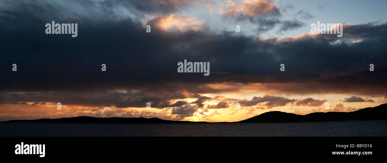 Coucher de soleil sur son de Taransay , Isle of Harris, Hébrides extérieures, en Écosse Banque D'Images
