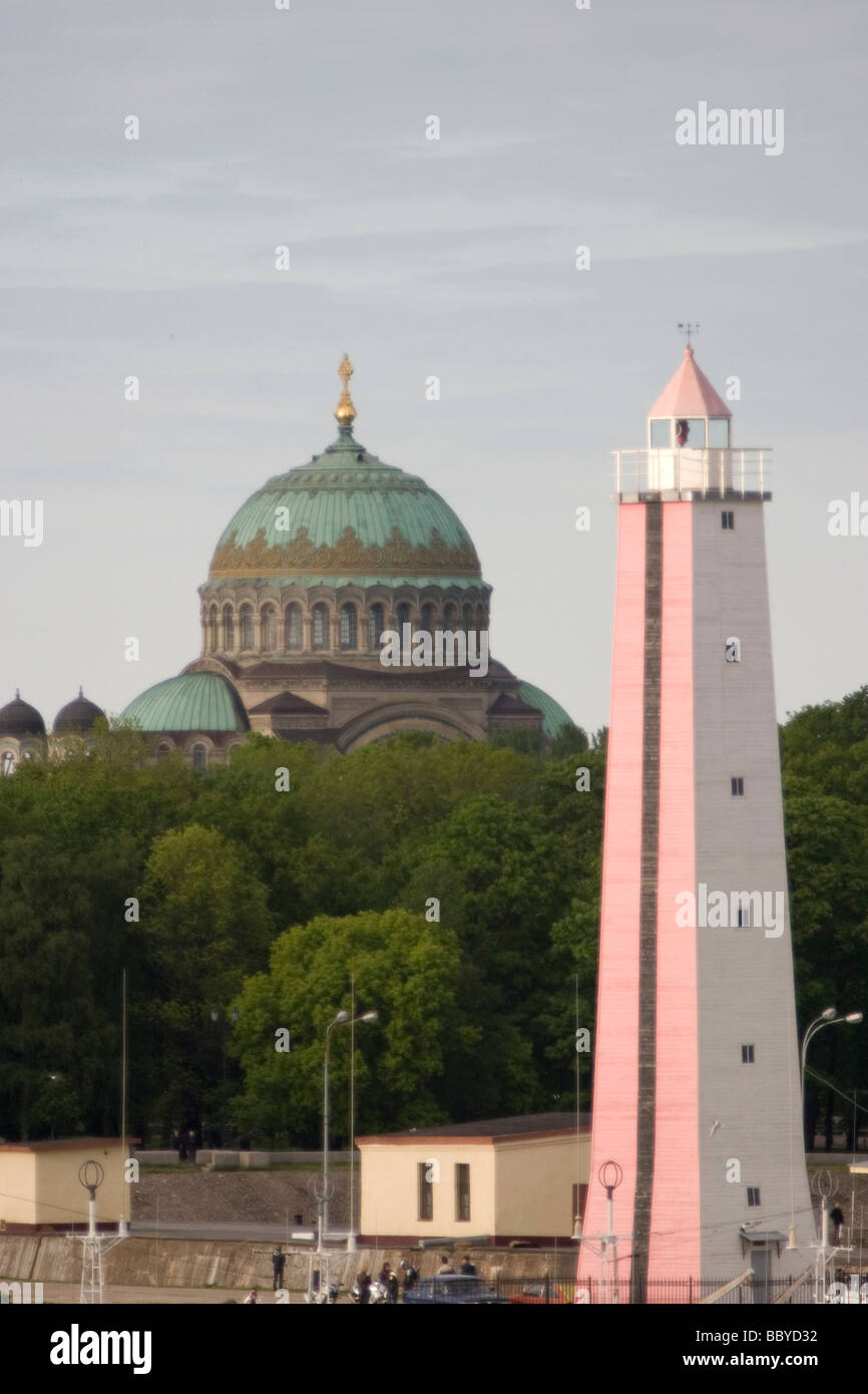 Russie Saint-pétersbourg, Naval fort Kronstadt Lighthouse & cathédrale Banque D'Images