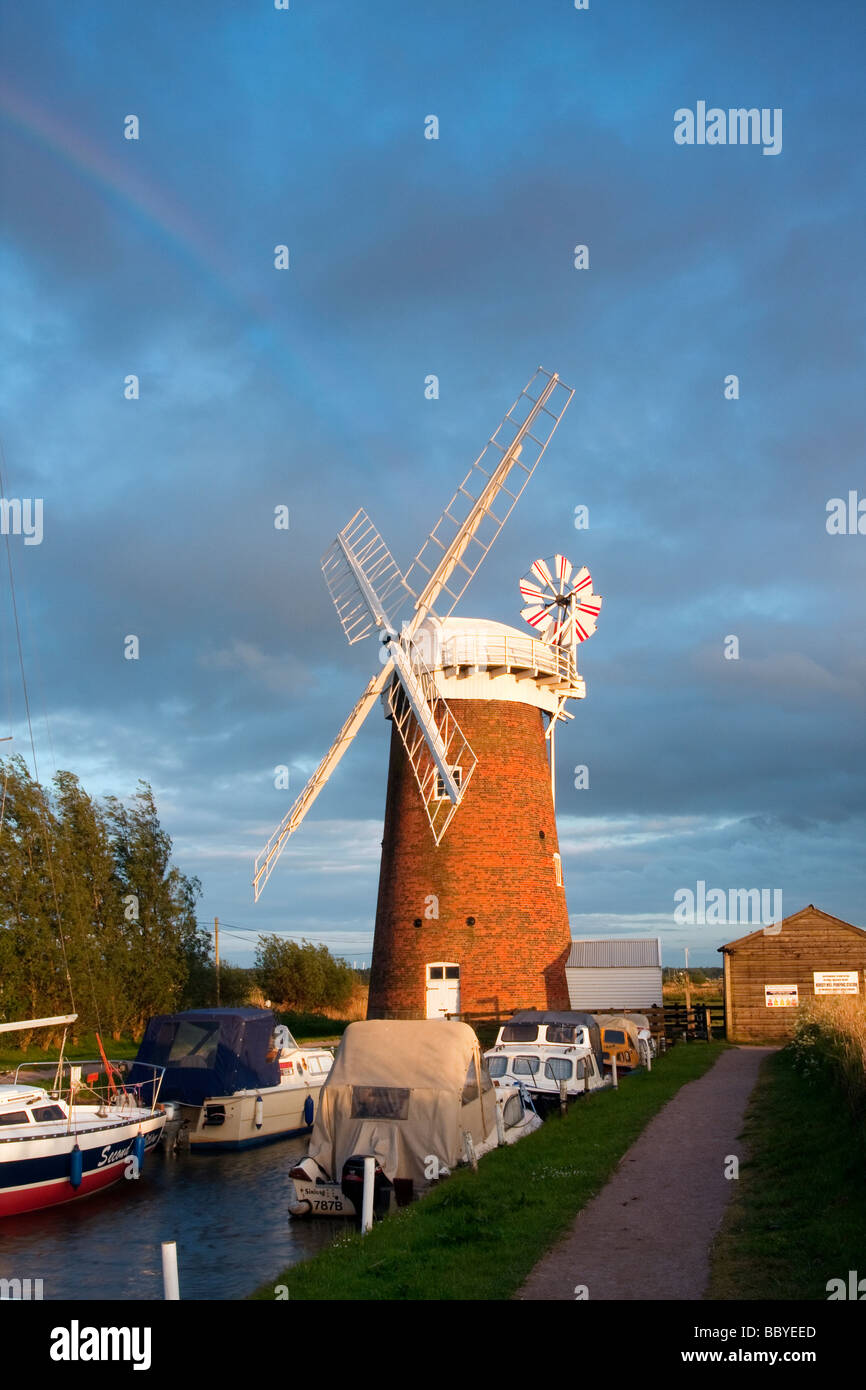 Moulin à vent / Drainage Horsey Mill et rainbow pendant une tempête en passant sur les Norfolk Broads Banque D'Images