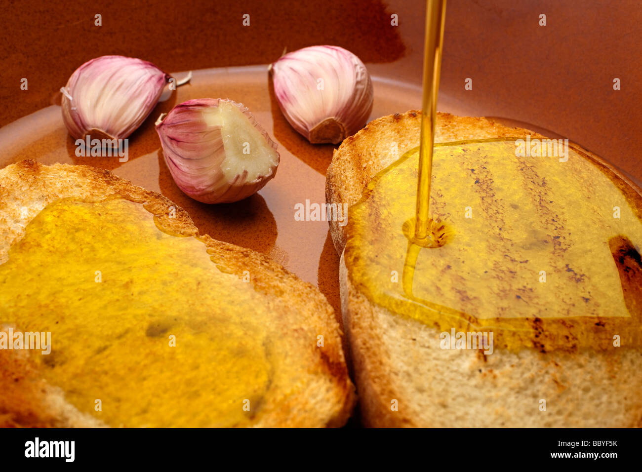 Tostadas de Pan Desayuno con Aceite de Oliva Virgen Extra y Ajos avec petit-déjeuner Griller le pain d'huile d'Olive Extra Vierge et l'Ail Banque D'Images