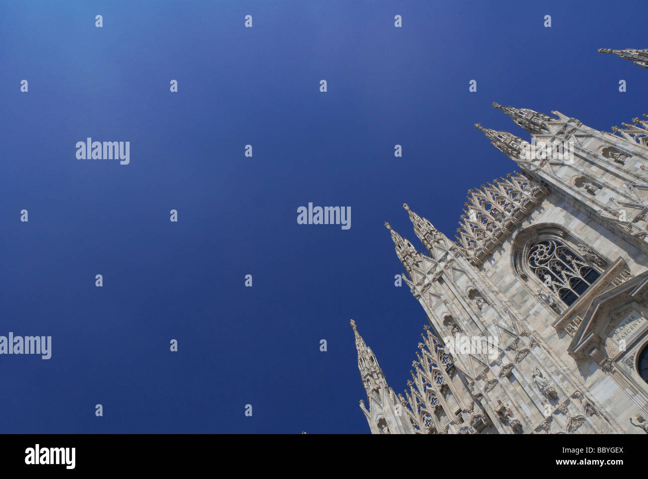 La Cathédrale de Duomo contre ciel bleu clair, Milan, Italie Banque D'Images