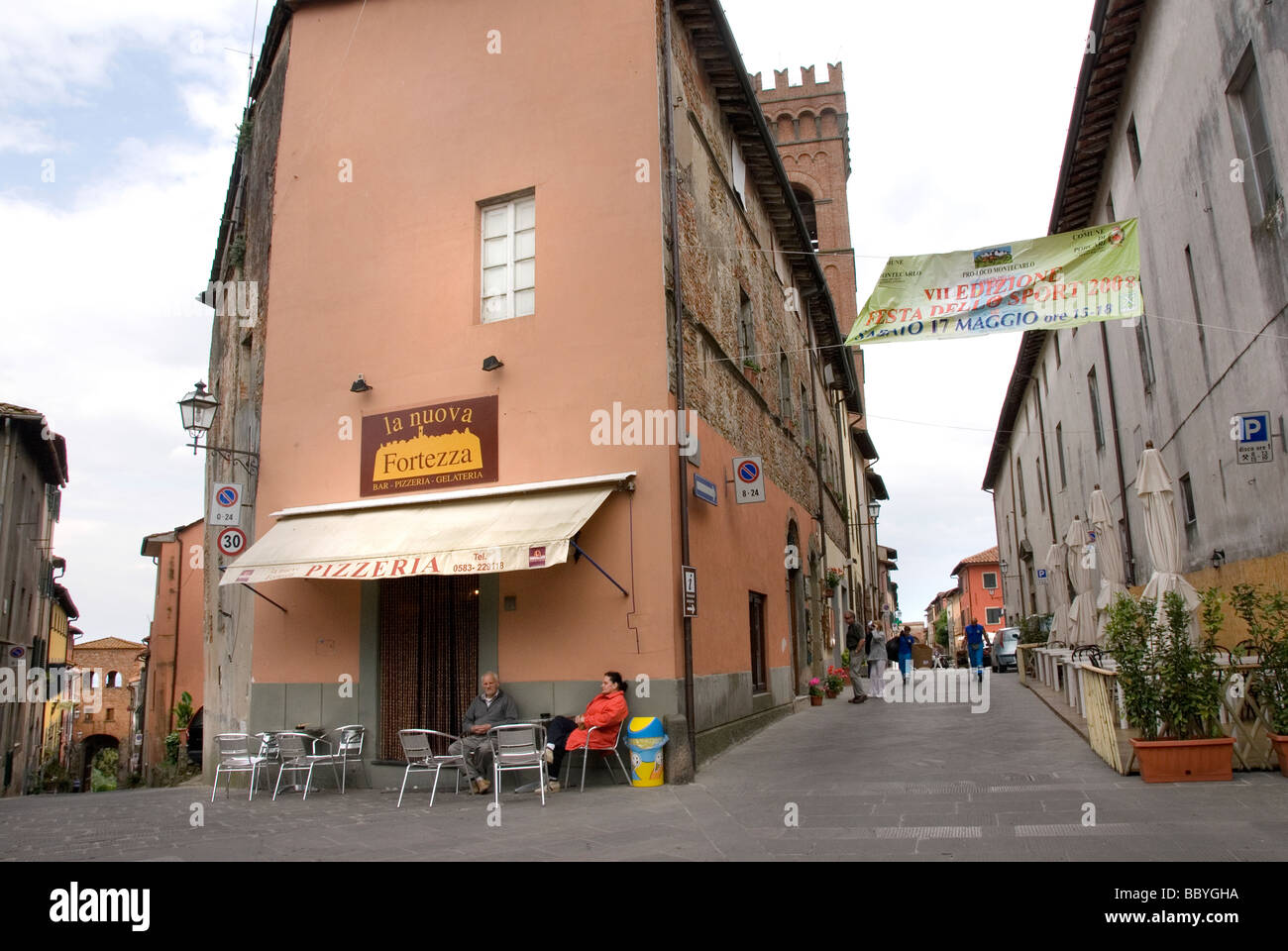 Montecarlo dans la province de Lucques vue sur la Via Fabio Filzi à gauche et droite de la Via Roma. Banque D'Images Montecarlo dans la province de Lucques vue sur la Via Fabio Filzi à gauche et droite de la Via Roma. Banque D'Images