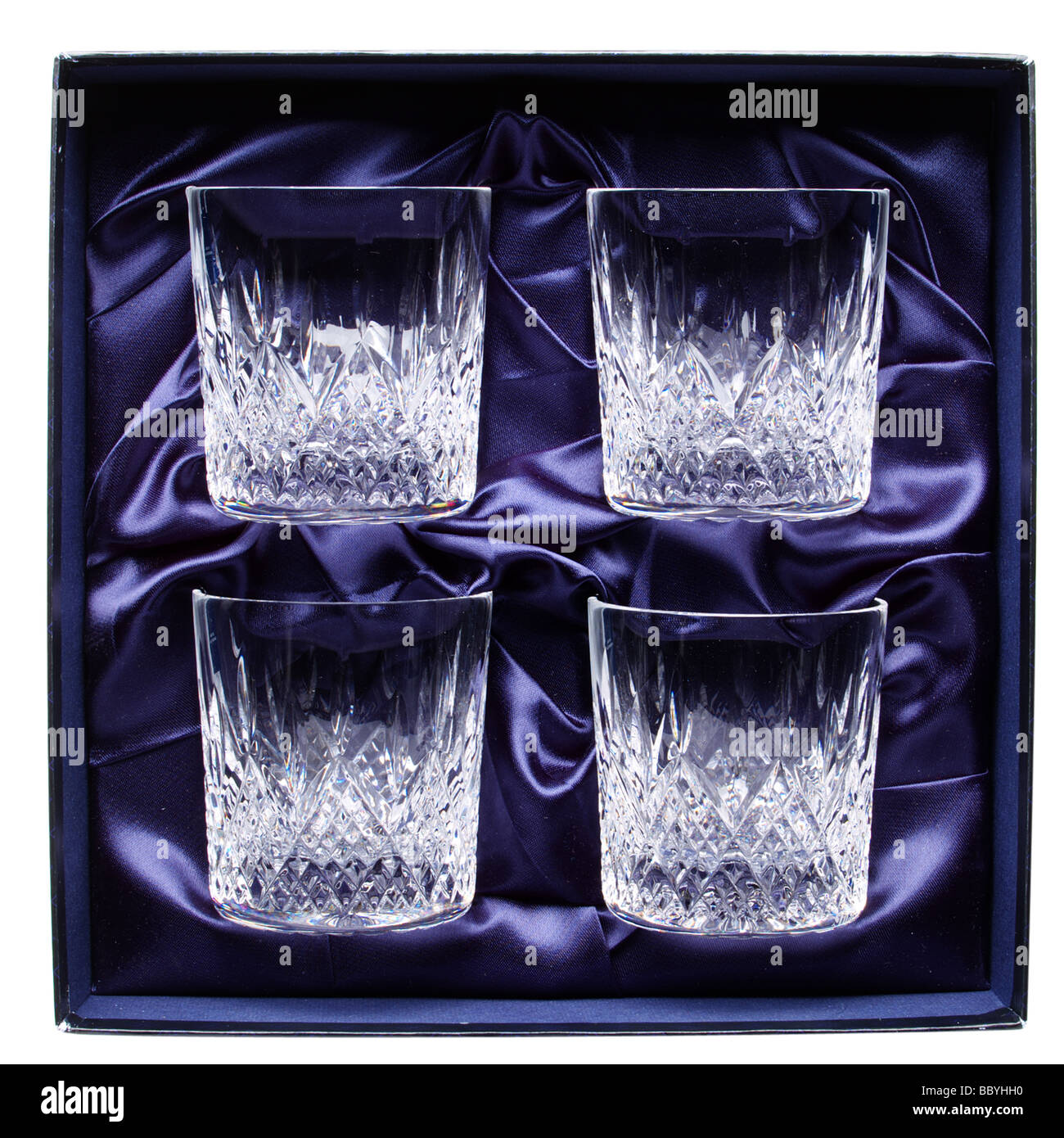 Quatre gobelets en verre taillé en boîte doublée de satin Banque D'Images