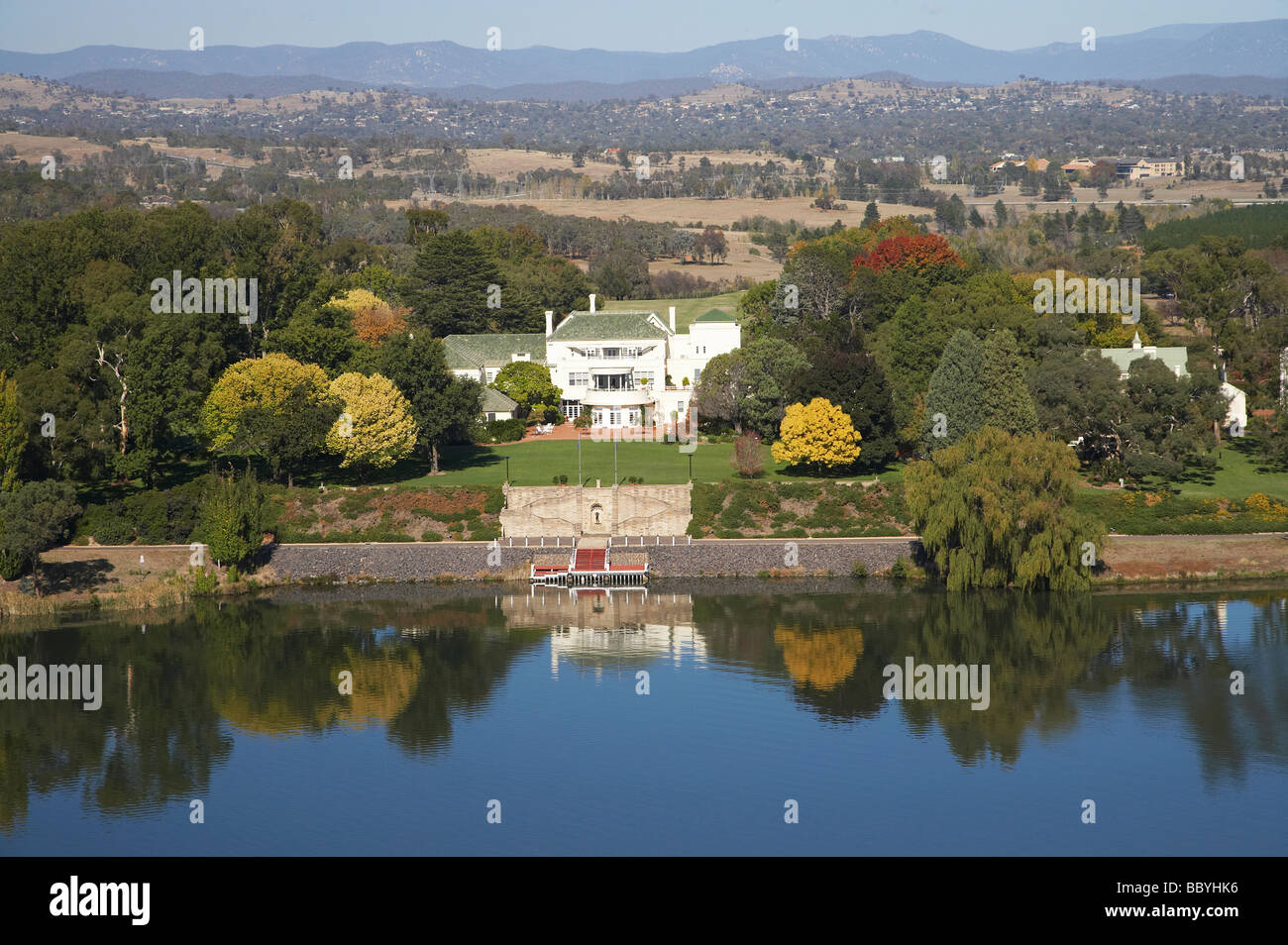 Maison du gouvernement à l'automne Yarralumla et Le Lac Burley Griffin Canberra ACT Australie aerial Banque D'Images