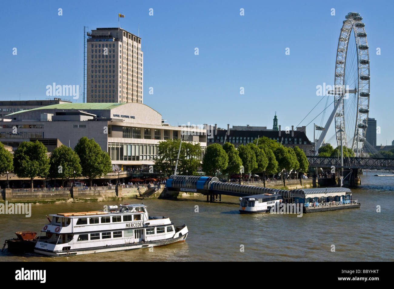 Le Royal Festival Hall et London Eye avec bateau et quai de premier plan. Banque D'Images