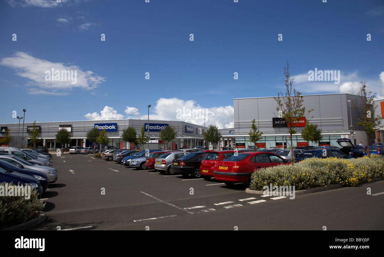 Parking occupé junction one shopping centre commercial de vente au détail dans le comté d'Antrim en Irlande du Nord uk Banque D'Images