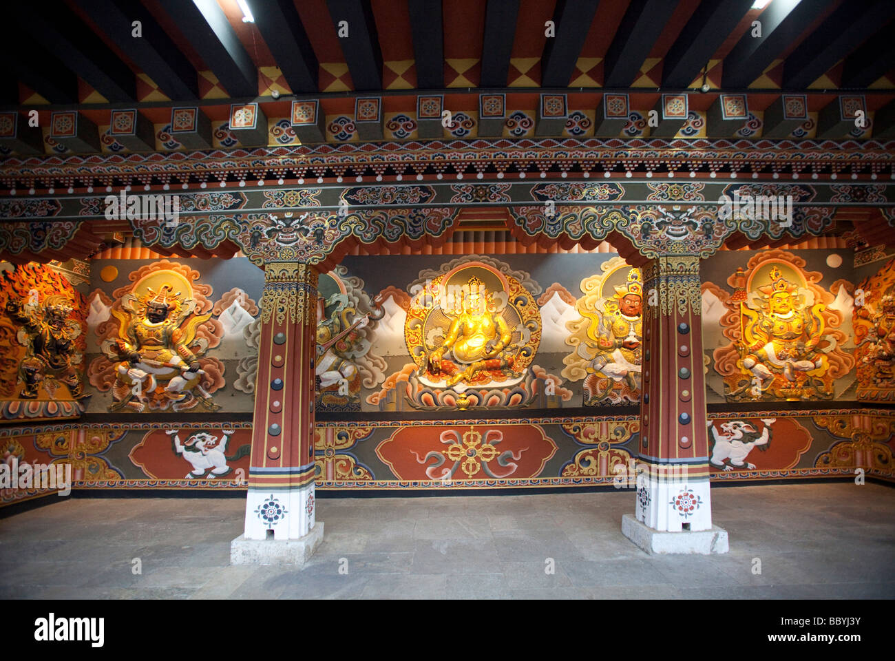 Bouddha d'or et peintures dans Tashi Chho Dzong (Tashichoedzong) Palais royal du Bhoutan Bhoutan Thimphu 91346 horizontal Banque D'Images