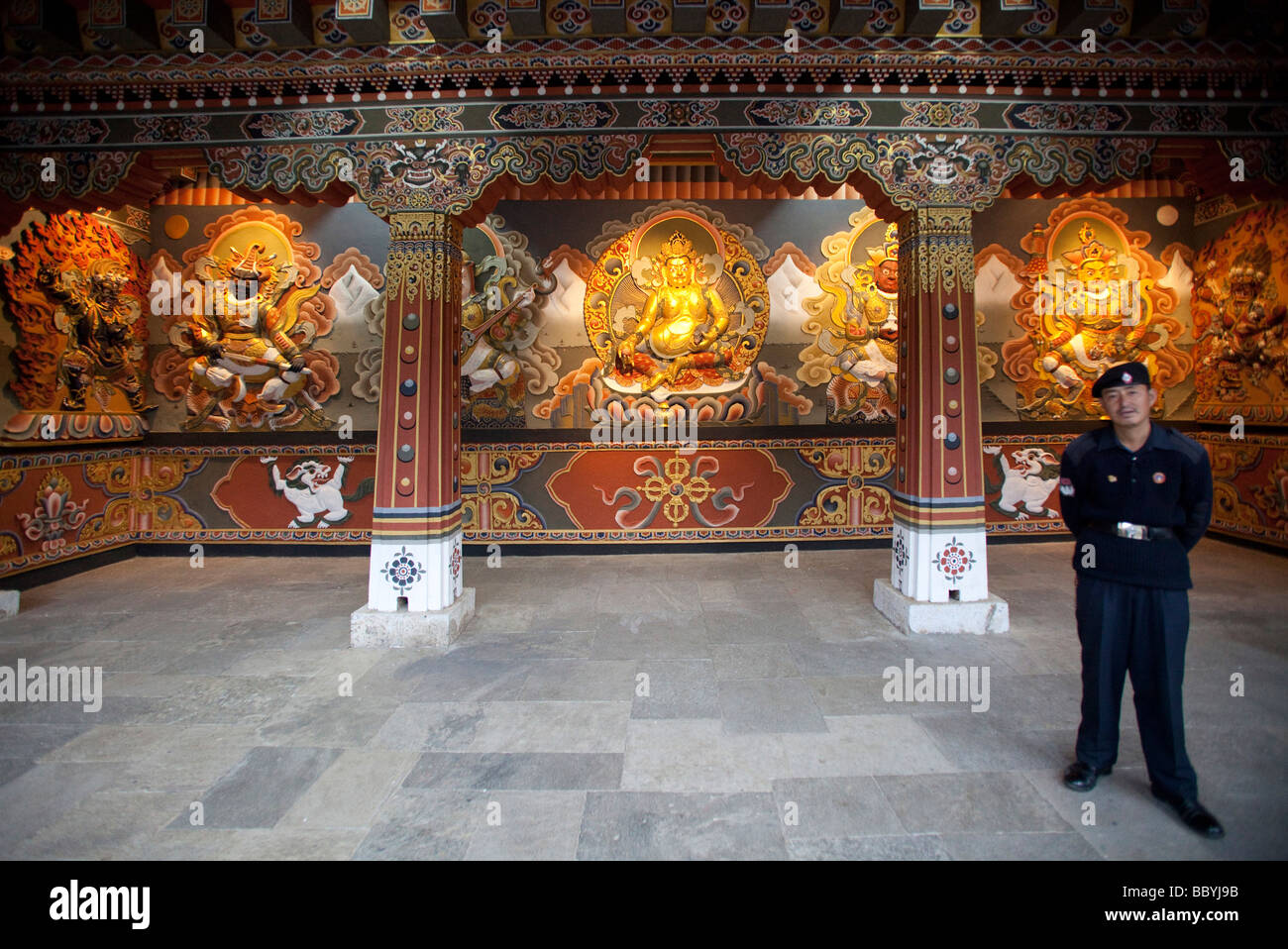 Bouddha d'or et de peintures avec garde à Tashi Chho Dzong (Tashichoedzong) Palais royal du Bhoutan Bhoutan Thimphu 91347 horizontal Banque D'Images