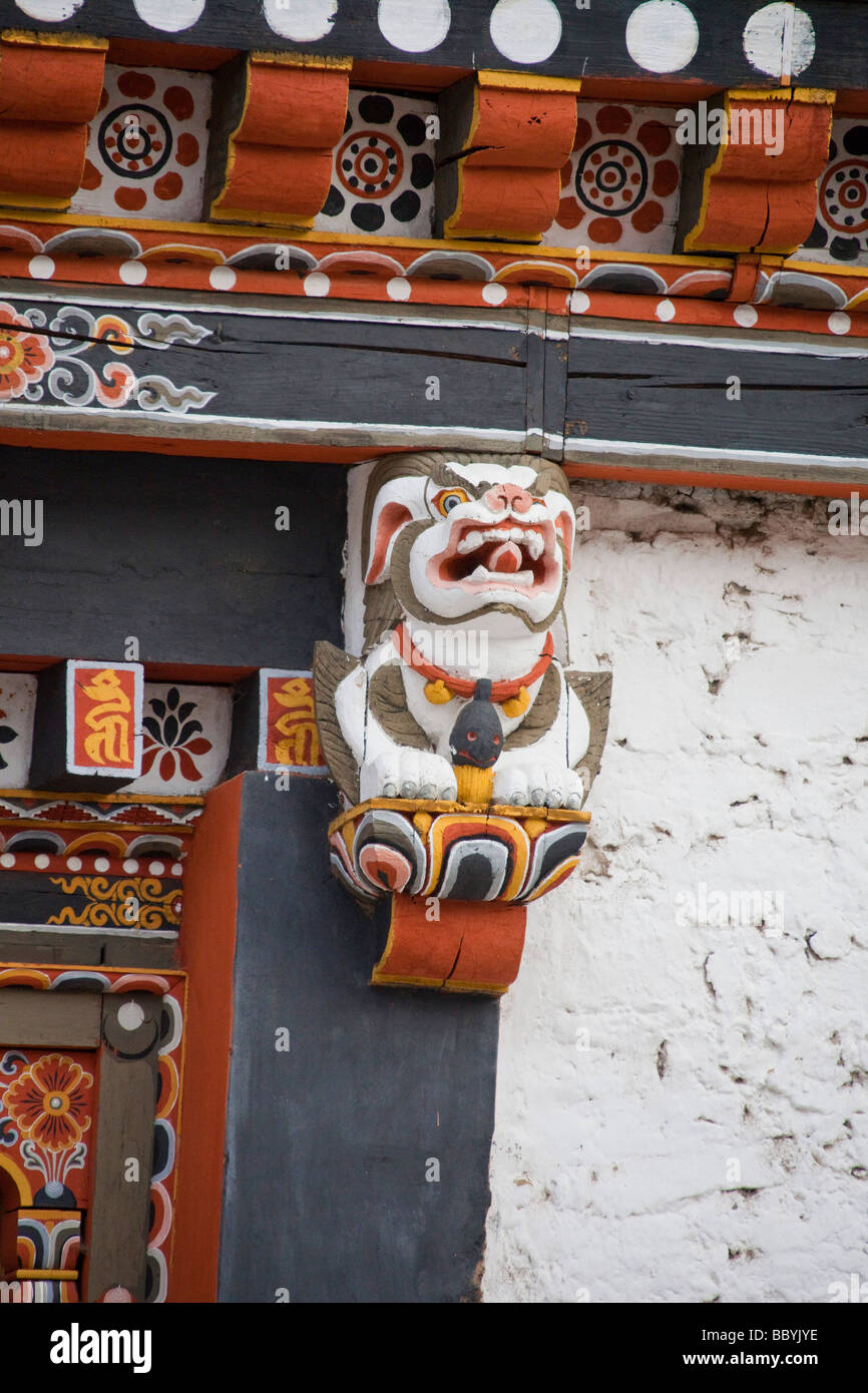 Détails de décoration masque sculpture , Tashi Chho Dzong (Tashichoedzong) Palais royal du Bhoutan Bhoutan Thimphu 91321 vertical Banque D'Images