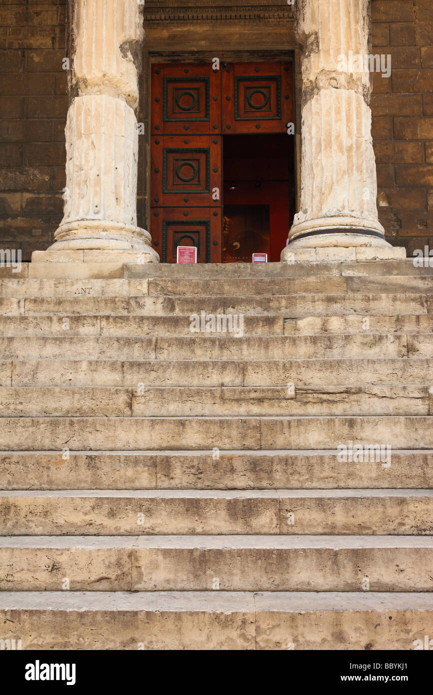 Temple romain antique Maison Carrée Nîmes Languedoc-Roussillon France Banque D'Images