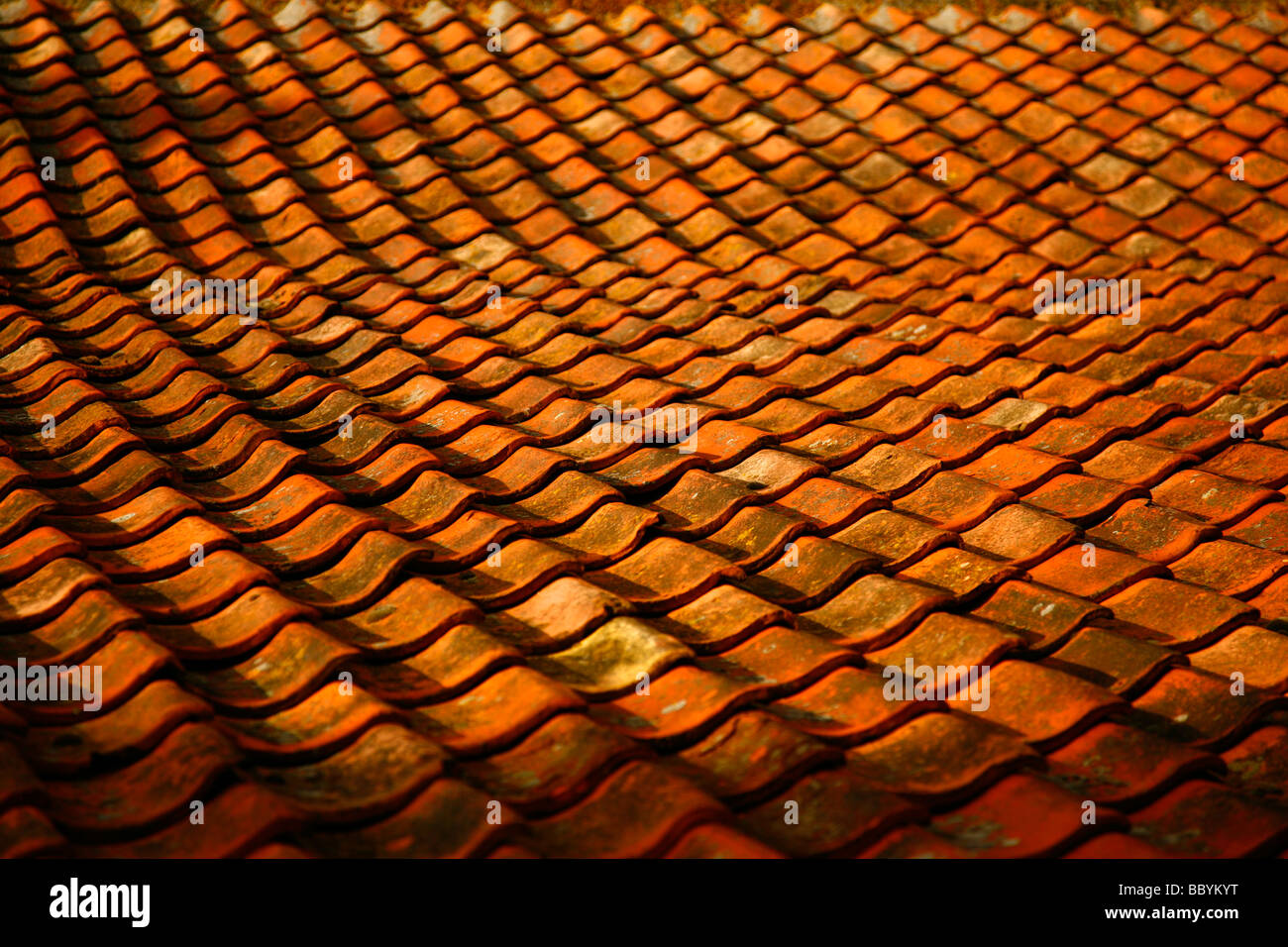 Belle vieille casserole tuile de toit sur une grange dans le Leicestershire. Banque D'Images