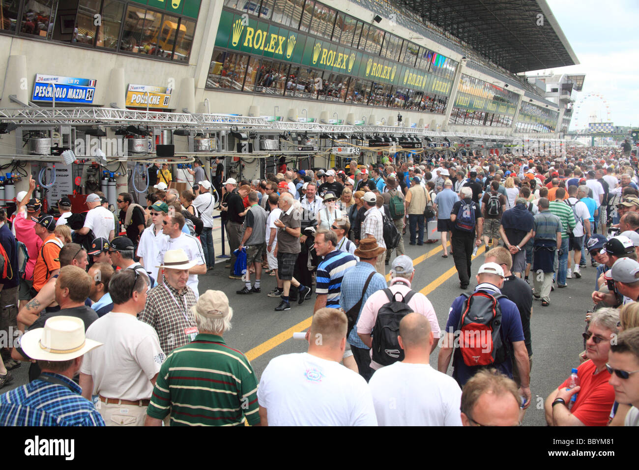 Le Mans sarthe 24 heures heure du circuit de course automobile sport annuel france pit lane à pied Banque D'Images