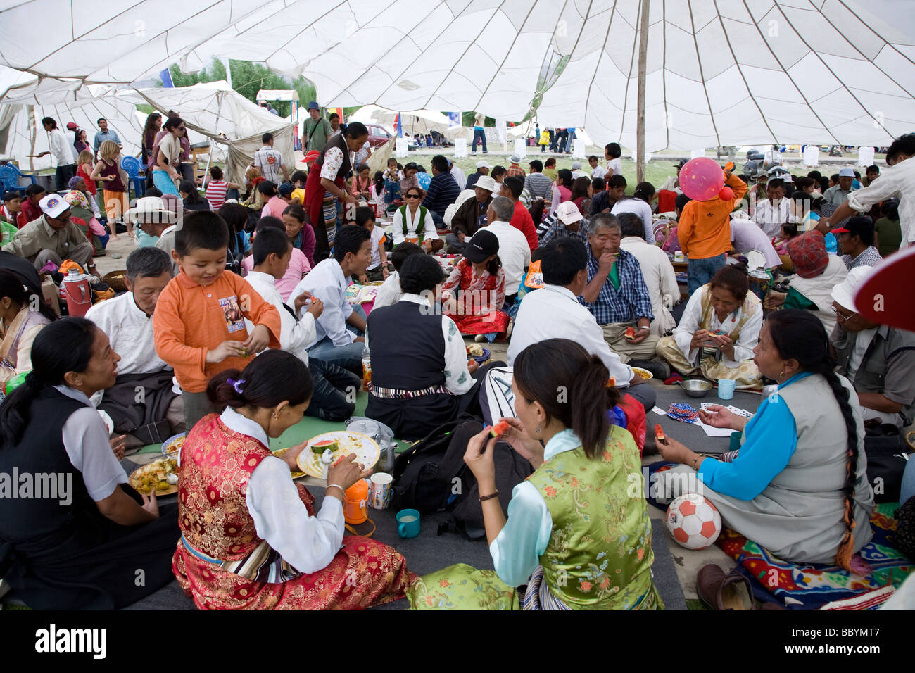 Les ladakhis célébrant la Fête du Dalaï Lama. Choglamsar.Près de Leh. Ladakh. L'Inde Banque D'Images