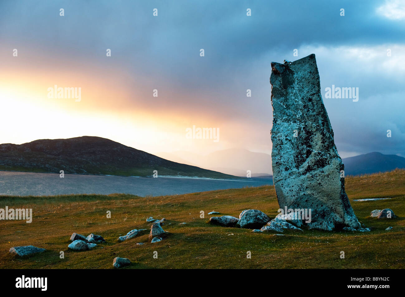 Mcleods standing stone au crépuscule, à la recherche de plus de son de Taransay, Isle of Harris, Hébrides extérieures, en Écosse Banque D'Images