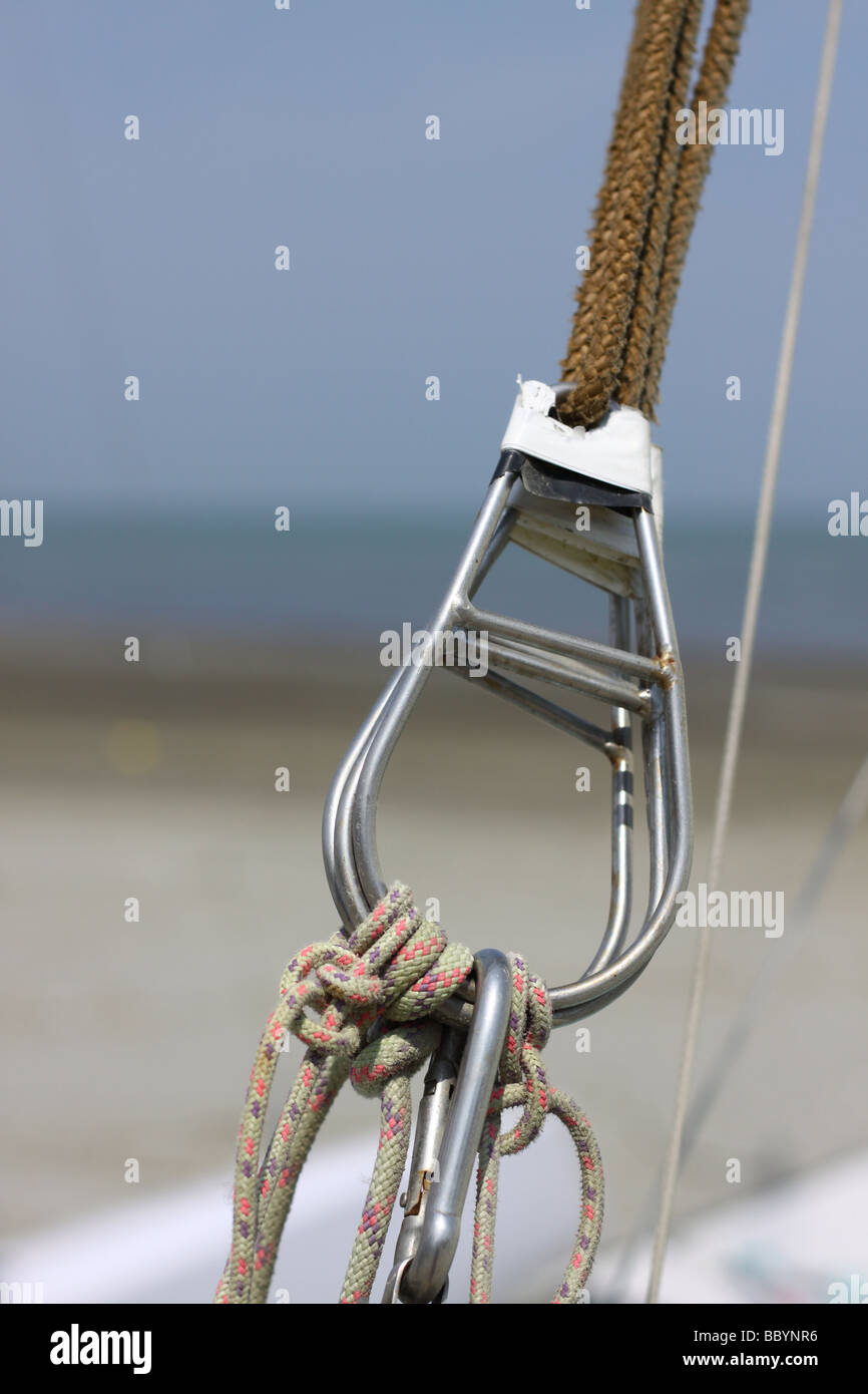 Câbles de trapèze avec poulie block à partir d'un bateau à voile sur une plage Banque D'Images