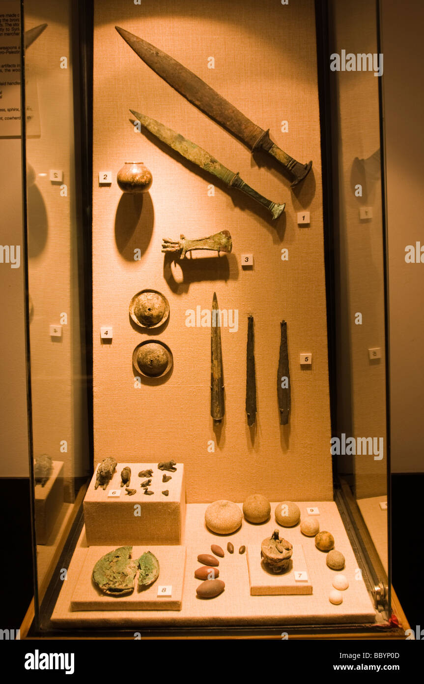 Épées et divers objets trouvés dans les épaves de l'époque Bronz Uluburun, naufrage , le plus ancien musée de l'archéologie sous-marine de Bodrum, Turquie Banque D'Images