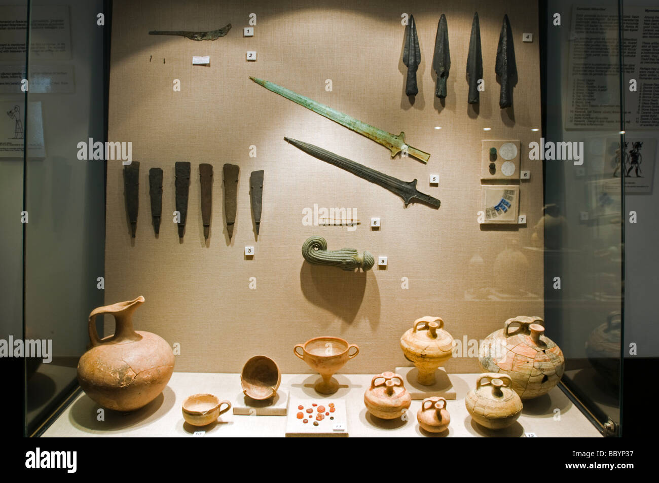 Les épées et les céramiques trouvés en Bronz Uluburun, épaves de l'époque plus ancienne épave jamais trouvé, Musée d'archéologie sous-marine de Bodrum Turquie Banque D'Images