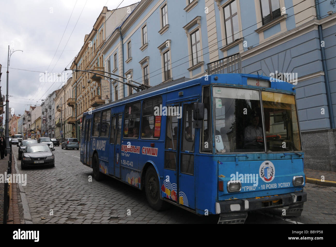 Trolleybus sur rue pavée, Chernivtsi Ukraine Banque D'Images