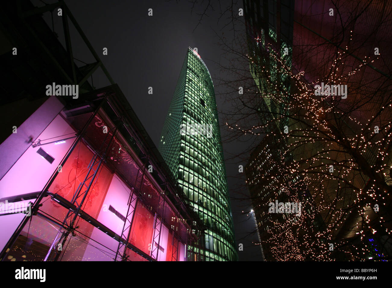 Vue sur la Potsdamer Platz Sony Center, Berlin, par nuit Banque D'Images