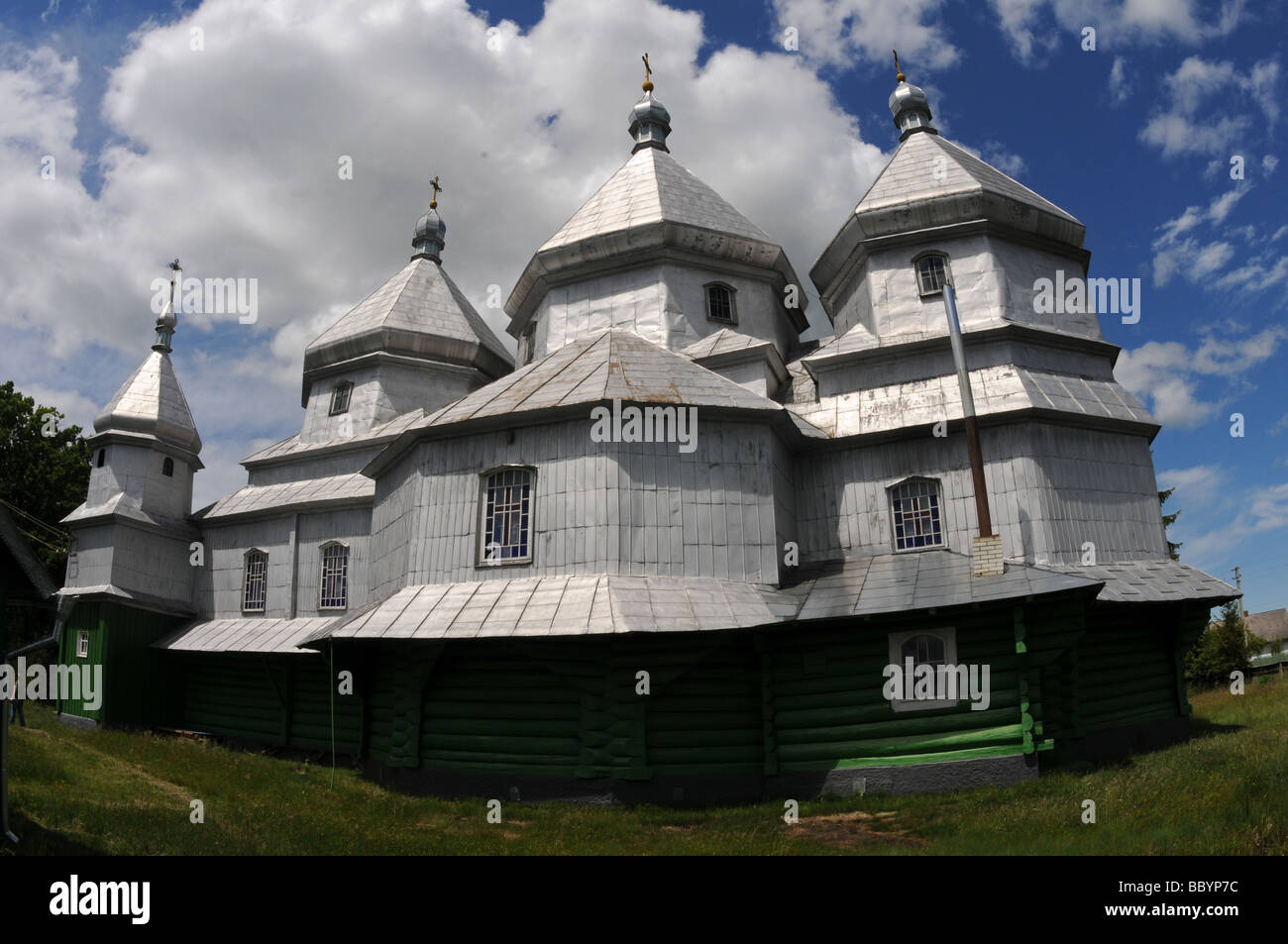Vue de l'Église orthodoxe en Bucovine Village, montagnes des Carpates, l'ouest de l'Ukraine Banque D'Images