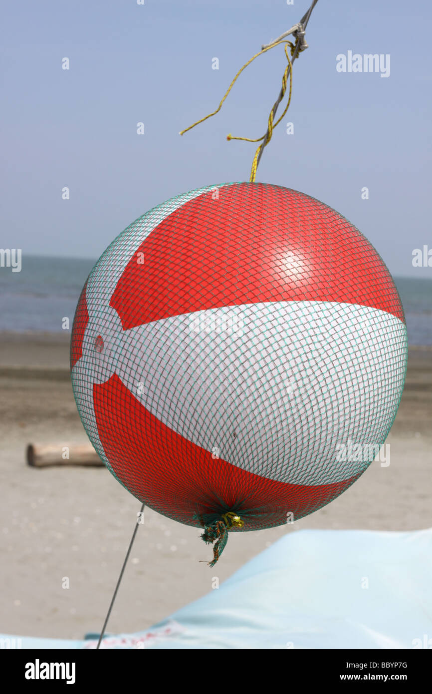 Balle flottante à partir d'un petit voilier sur une plage Banque D'Images