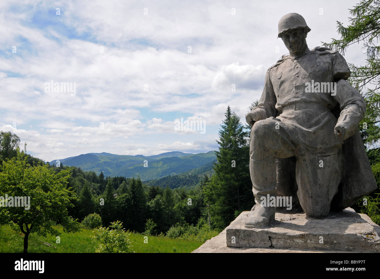 Monument commémoratif de guerre soviétique, Nimchech, Carpates, la Bucovine, Ukraine Banque D'Images