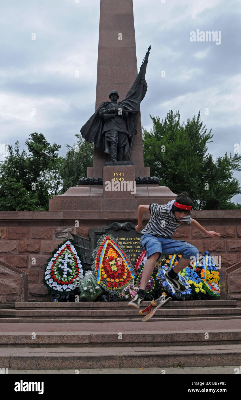 La planche se retourne en face du monument commémoratif de guerre, CHERNIVTSI, Ukraine Banque D'Images
