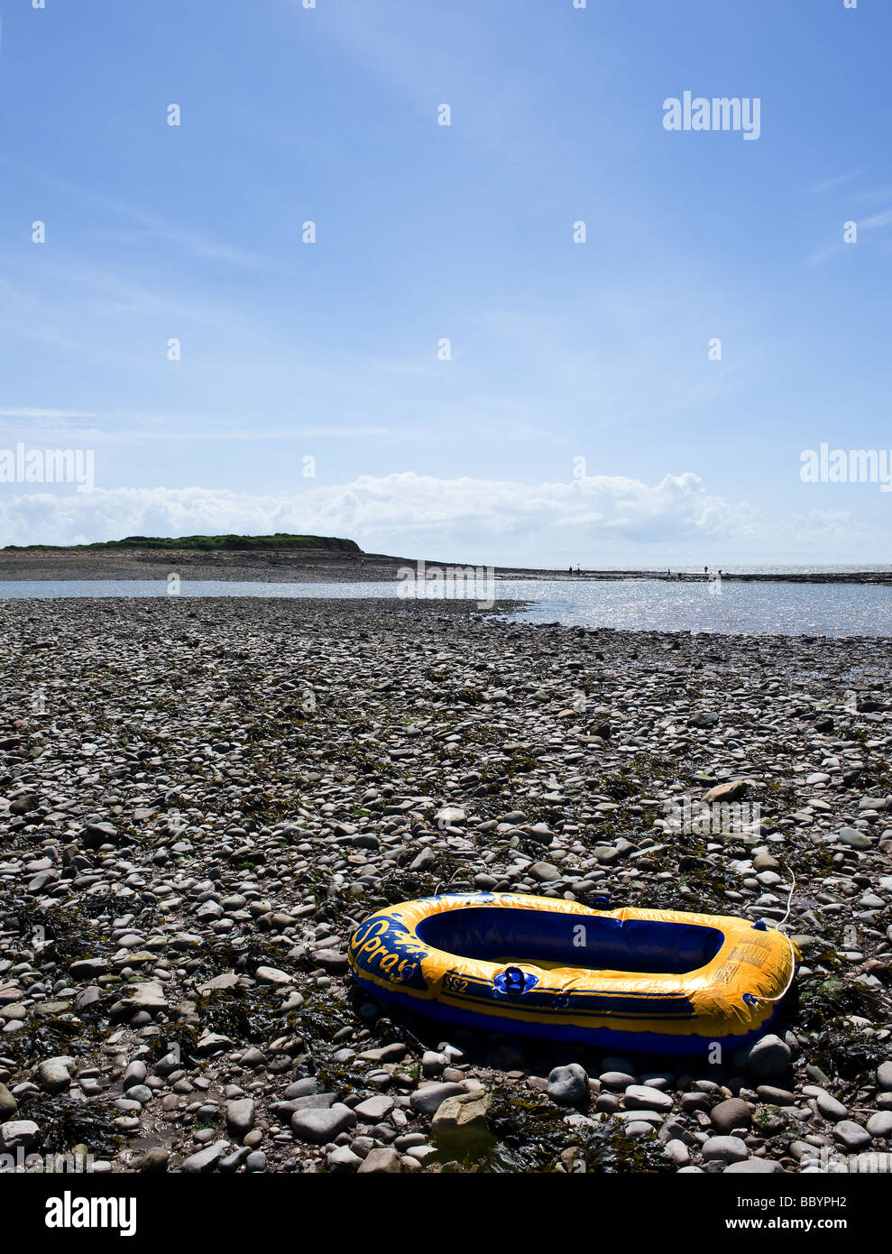 Un canot gonflable à gauche sur la plage de galets à Sully dans le sud du Pays de Galles. Photo par Gordon 1928 Banque D'Images