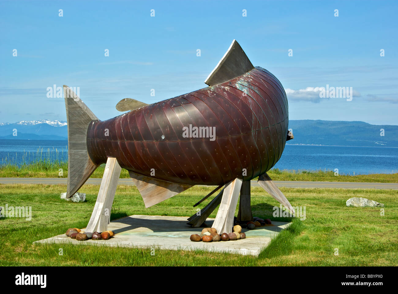 Esprit de la plaque de cuivre de Sandspit saumon bois art sculpture par l'artiste Lon précises dans Haida Gwaii Banque D'Images