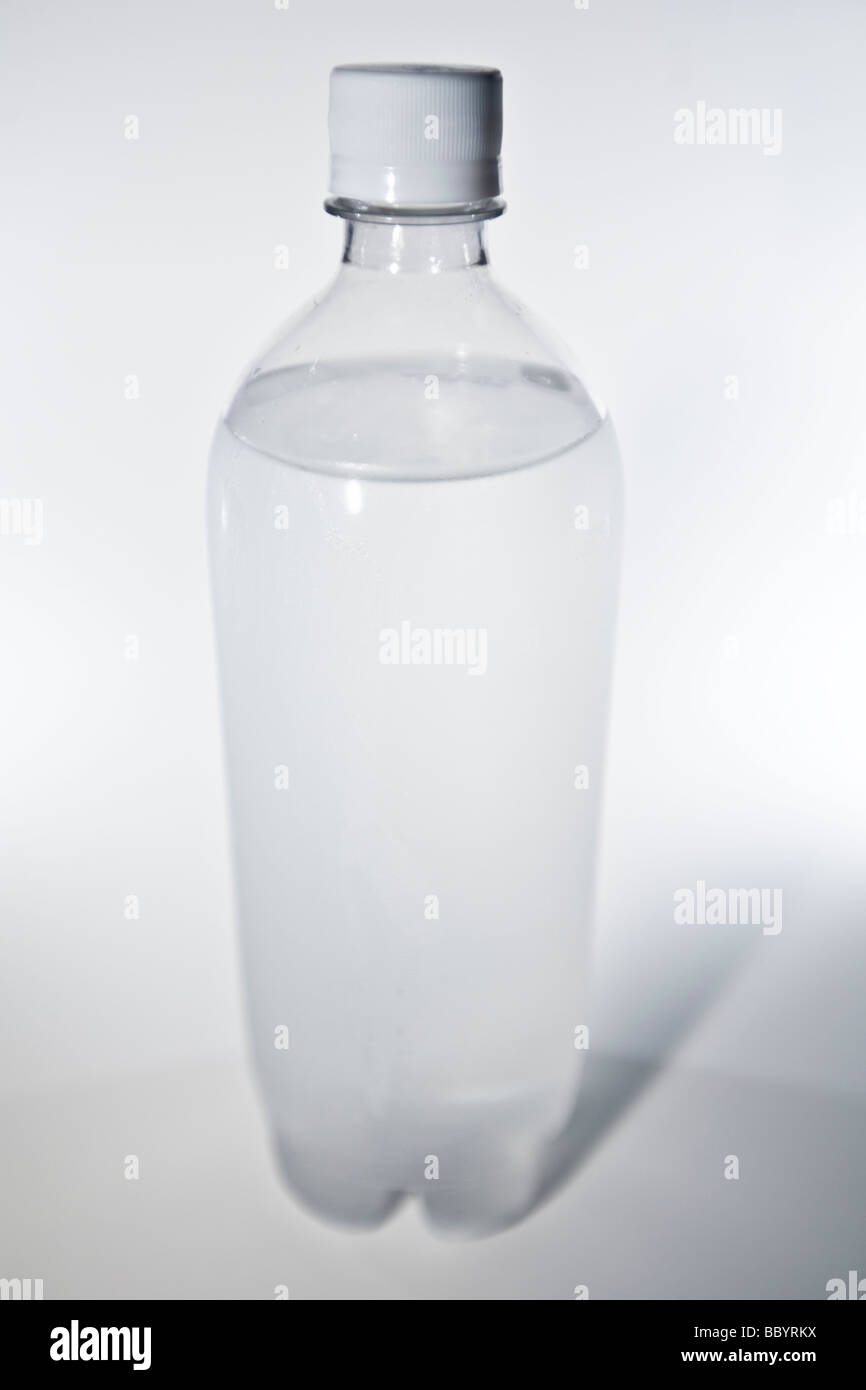 Bouteille en plastique transparent avec de l'eau sur fond blanc Banque D'Images