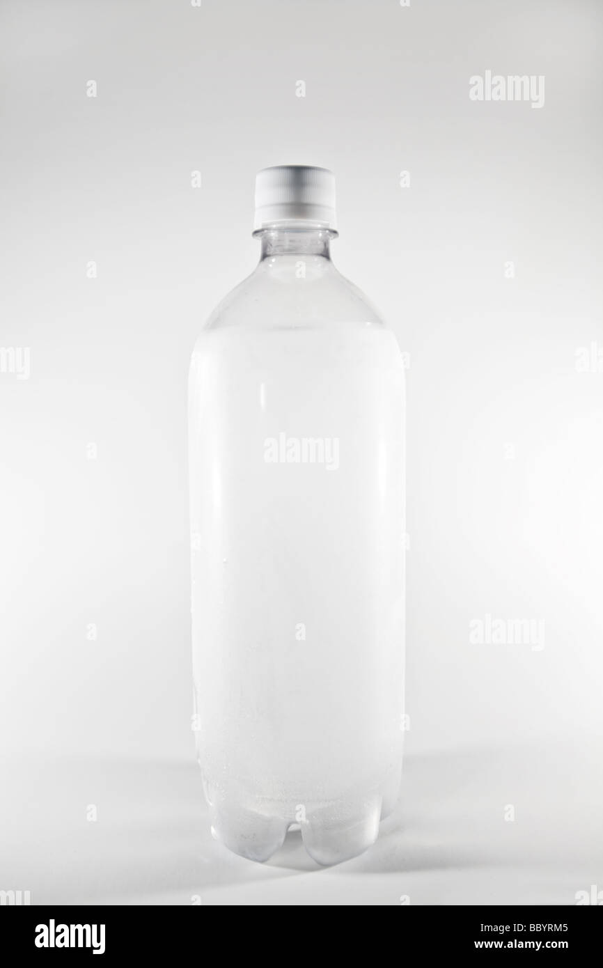 Bouteille en plastique transparent avec de l'eau sur fond blanc Banque D'Images