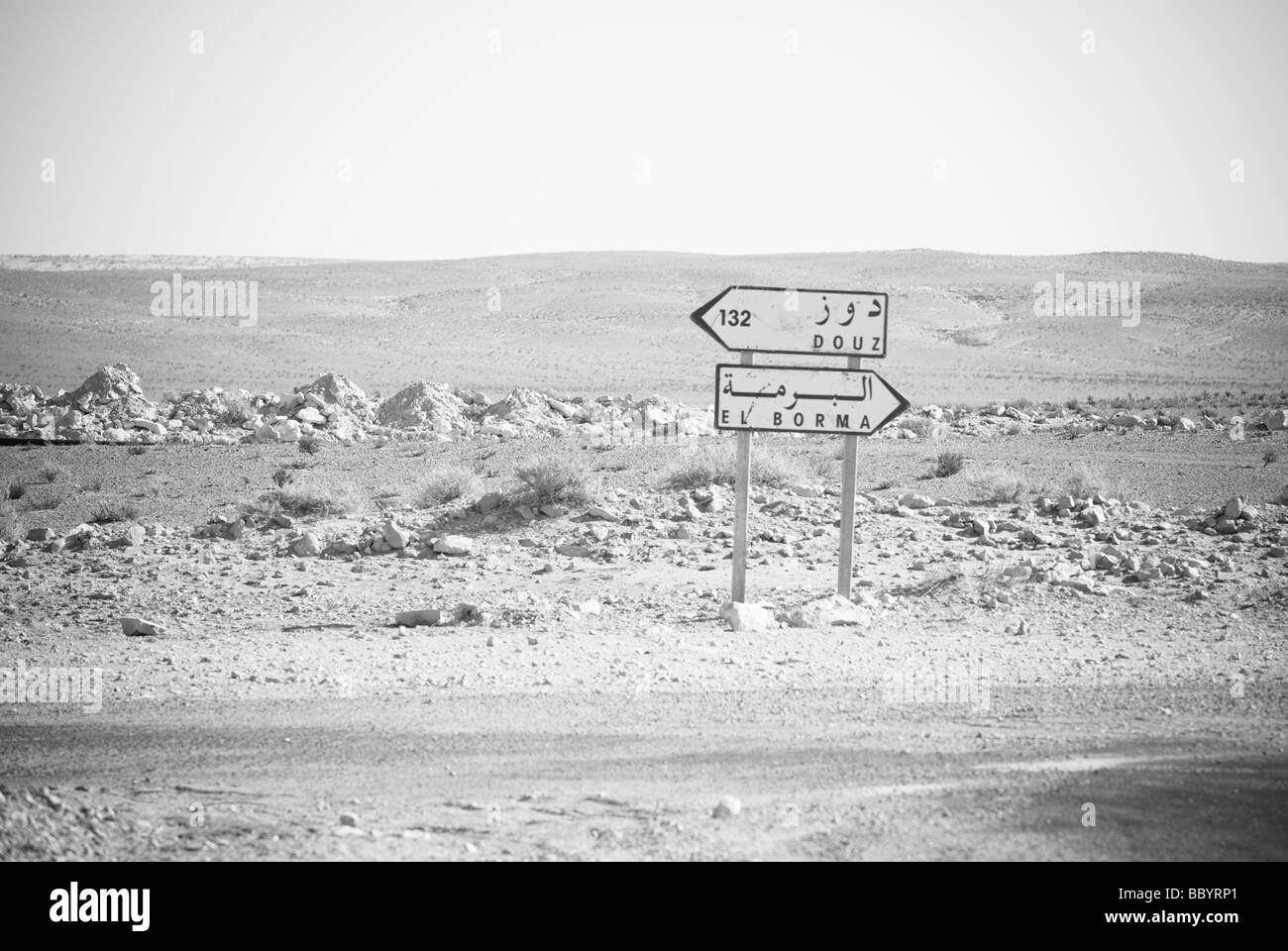 Panneaux de circulation moyen dans le désert du Sahara en Tunisie Banque D'Images