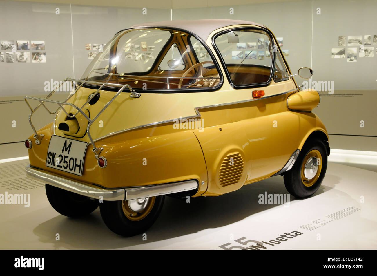 BMW Isetta 250, BMW Museum, Munich, Bavaria, Germany, Europe Banque D'Images