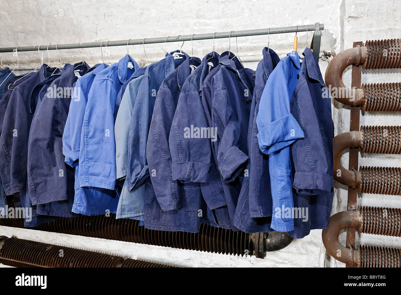 Vêtements de travail bleu suspendu à un poteau, l'ancien vestiaire pour les  travailleurs, Hendrichs estamper forge, LVR Industrial Museum, Solingen, N  Photo Stock - Alamy
